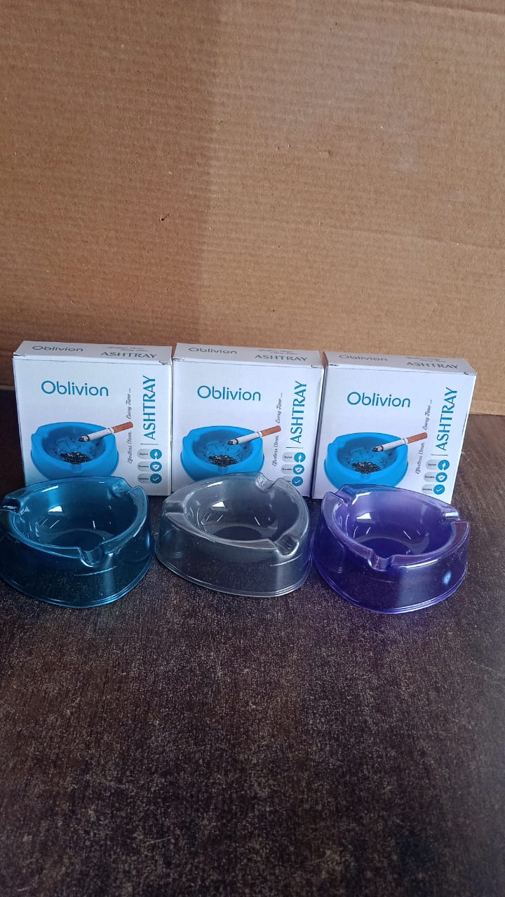 Oblivion Transparent Plastic Ashtray (Mix Color & 1 Pc)